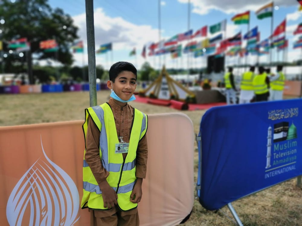 people-of-jalsa-setting-the-stage-for-flags-the-review-of-religions